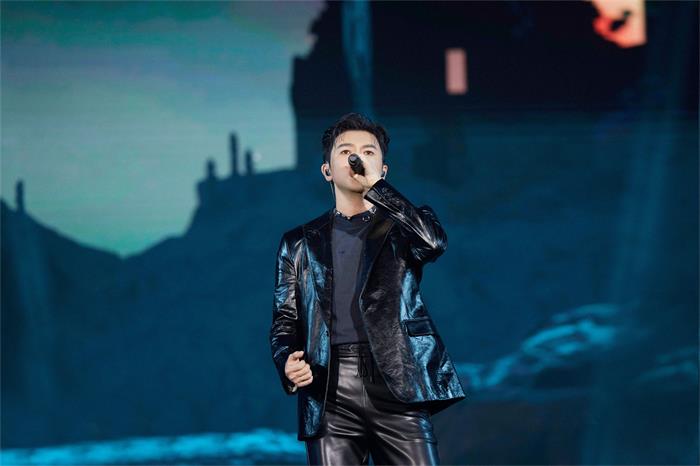 苏有朋巡演无锡站掀开新篇章 全新造型引领歌迷夏日狂欢 (4).jpg